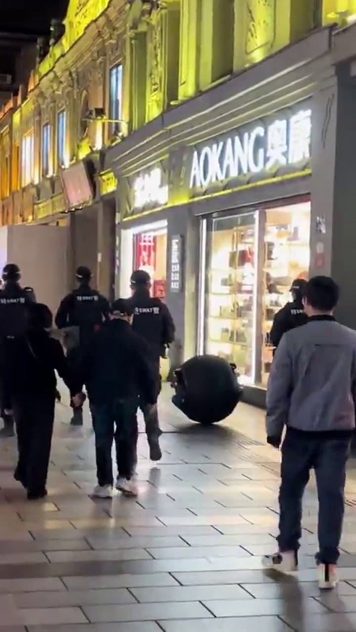 El robot creado por IA que acompaña a los policías en China