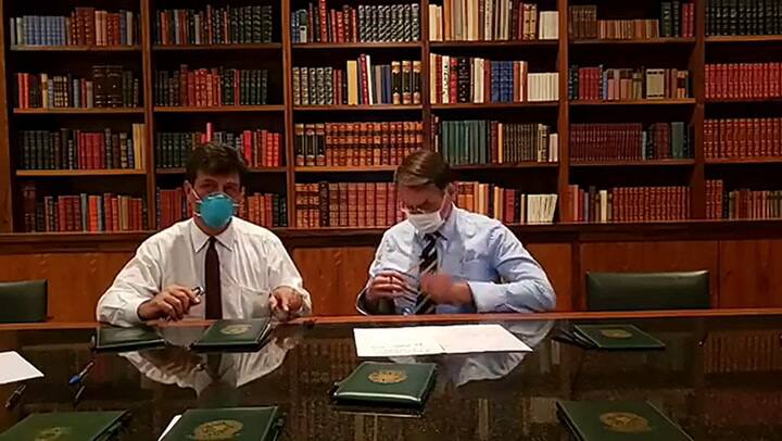 Jair Bolsonaro da una conferencia con barbijo