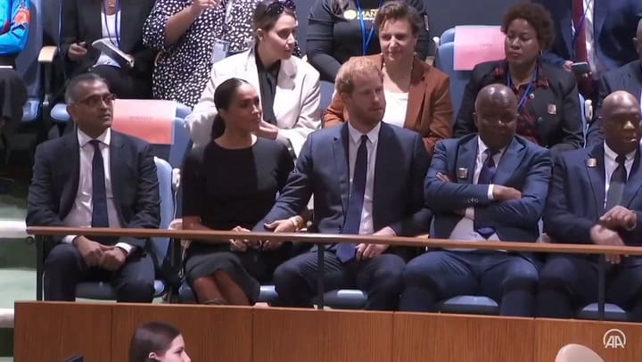 Meghan Markle le ofreció su botella de agua a una desconocida durante un evento de la ONU.