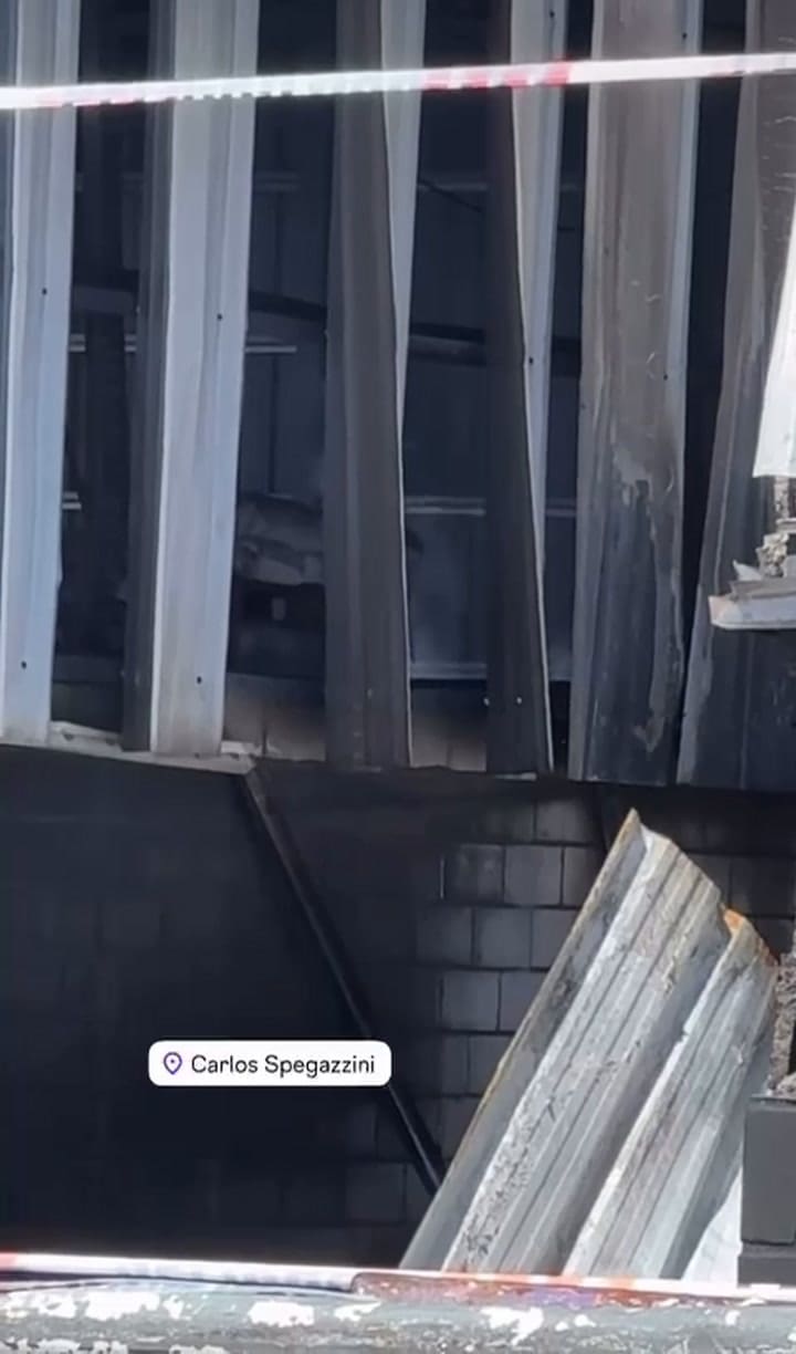 El humo del pequeño foco se distingue a la distancia