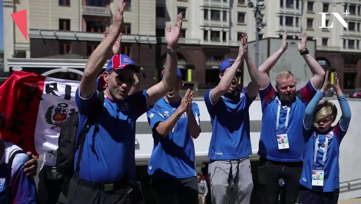 Hinchas de Argentina e Islandia esperan con cánticos en la Plaza Roja el debut en el mundial
