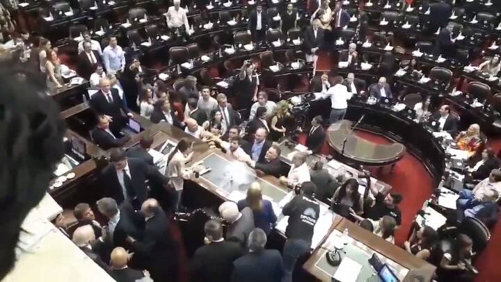 El día que Pietragalla le tiró el micrófono del escritorio a Monzó