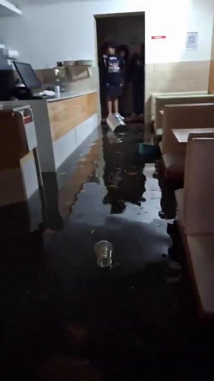 Una heladería de Lomas de Zamora se inundó tras las tormentas
