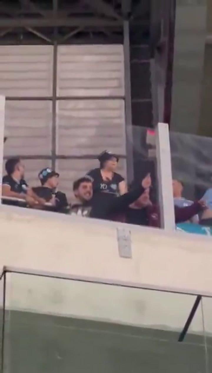 Gestos de hinchas de Belgrano a brasileños