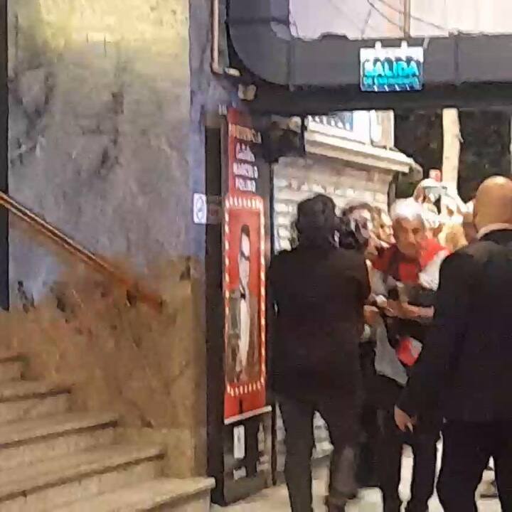 Javier Milei fue ovacionado antes de ingresar al teatro
