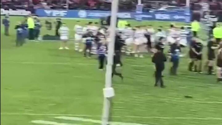 Patada a un joven que invadió el campo antes del partido contra Los Pumas - GIF