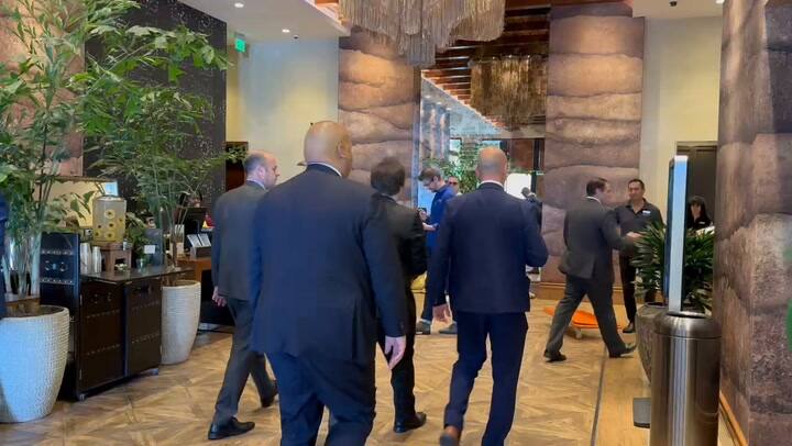 Javier Milei llega al hotel tras la cumbre de CPAC