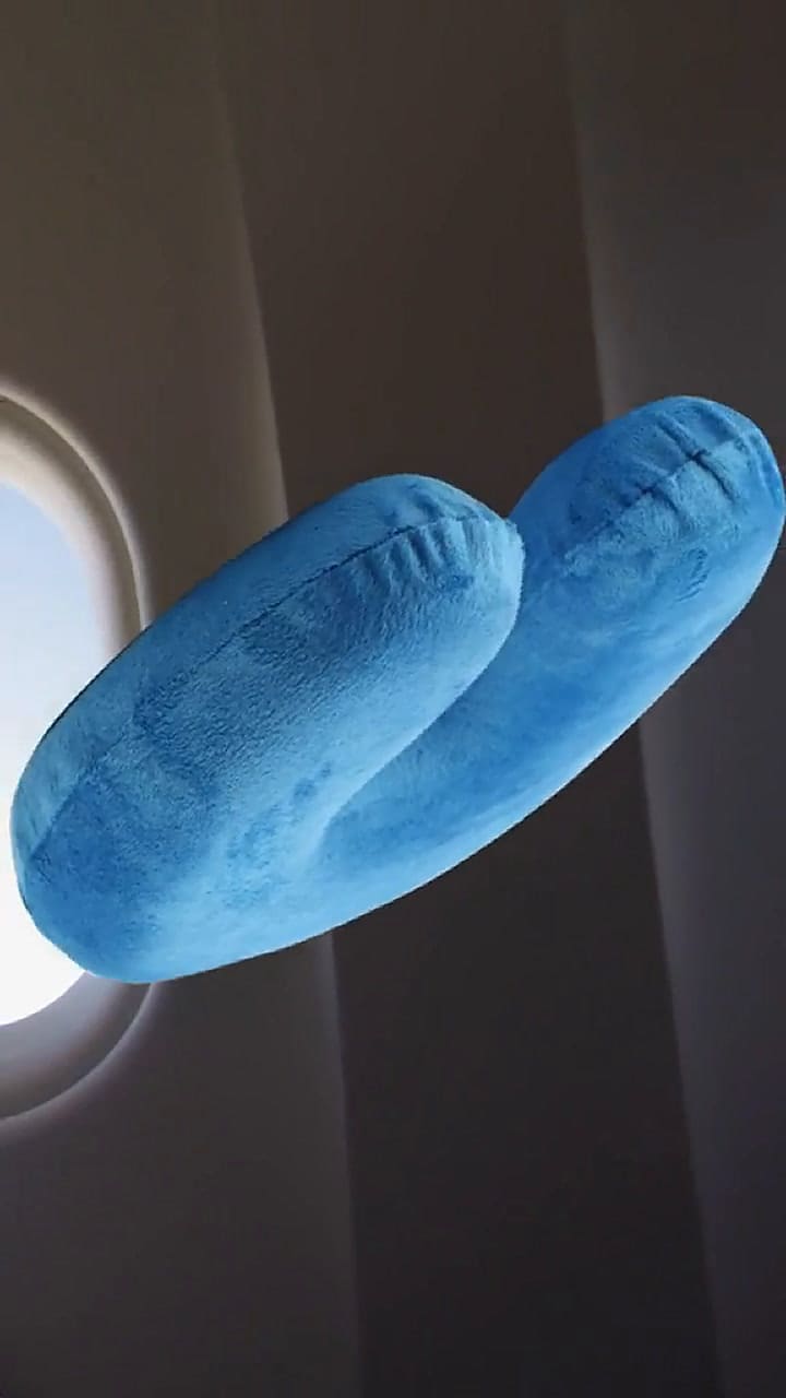 El video que demuestra que siempre usamos mal las almohadas para viajes.