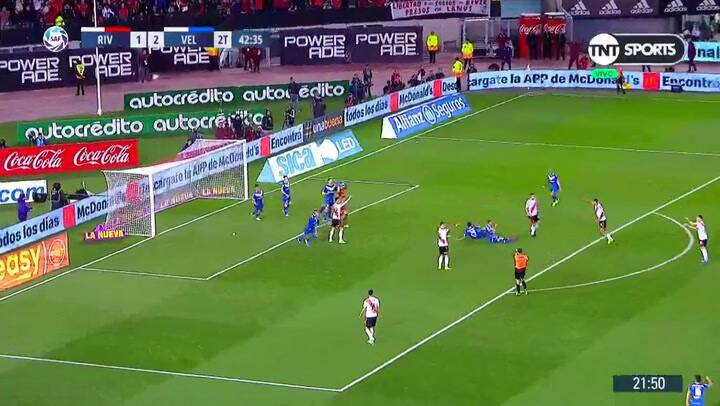 Penal para River, atajó Hoyos