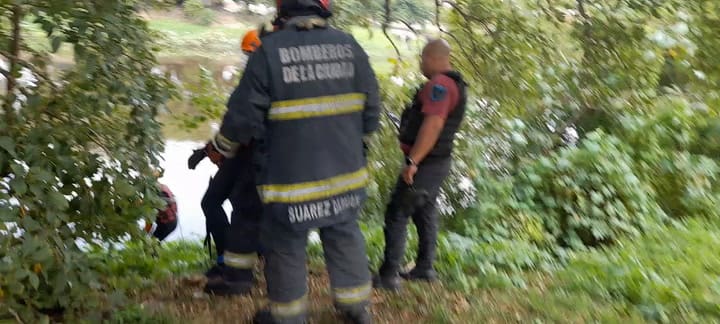 Un conductor perdió el control del auto, cayó al Riachuelo y pudo salir antes de que se hundiera