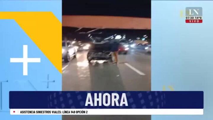 Avenida General Paz: un camionero calculó mal la altura de un puente y provocó un choque en cadena