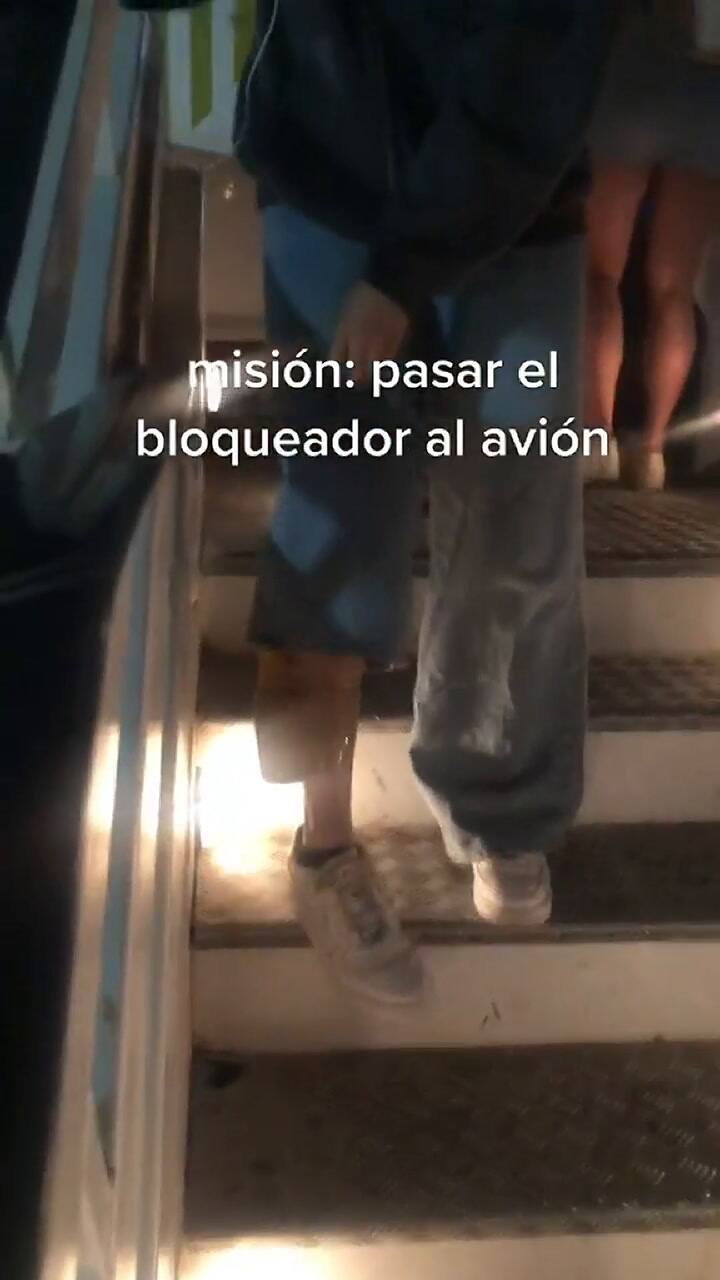 Se pega una botella de bloqueador al cuerpo para pasarla en un aeropuerto