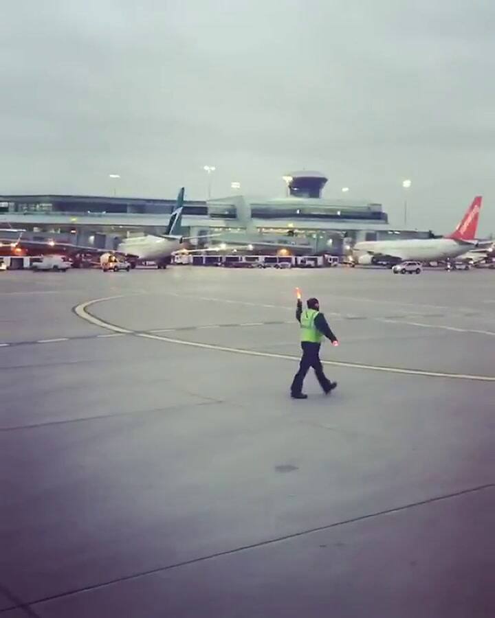 El trabajador de pista sorprendió a los pasajeros con su baile.