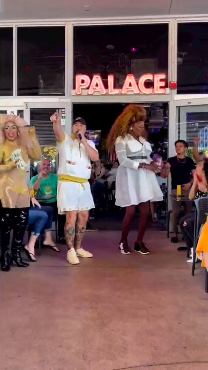 Un exintegrante de NSYNC sorprendió a los asistentes de un bar en Miami