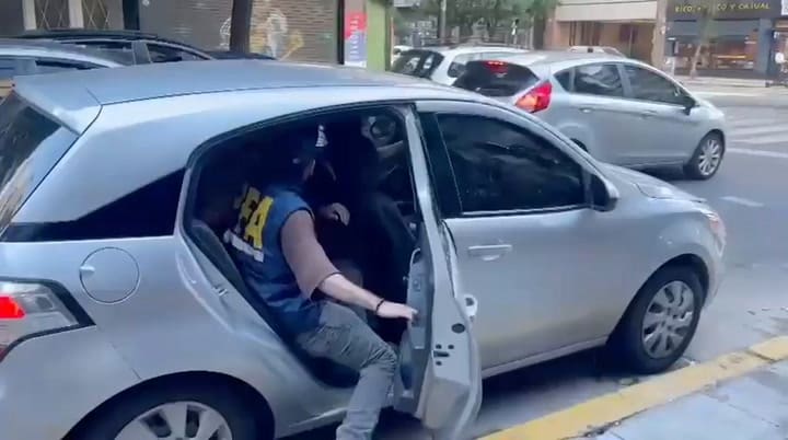 Luego de tareas de vigilancia en el área que frecuentaba, policías federales reconocieron al sospechoso y lo aprehendieron en la vía pública