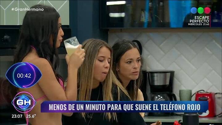 Asi fue el momento en el que Agostina atendio el telefono rojo