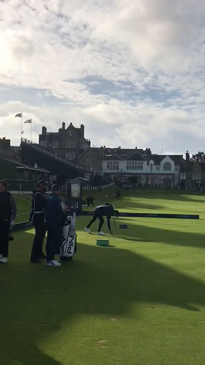Facundo Pieres jugando al golf en Saint Andrews