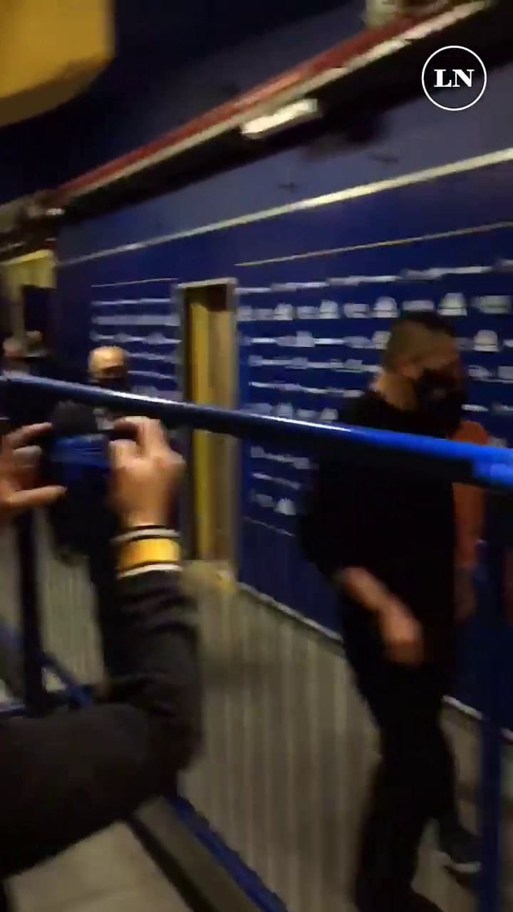 Así se retiró de la conferencia Carlos Tevez junto a Juan Román Riquelme