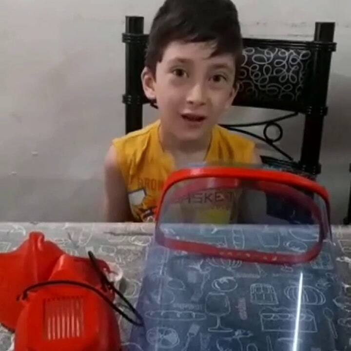 Facundo tiene 6 años y con su impresora 3D fabrica máscaras para donar a médicos y bomberos
