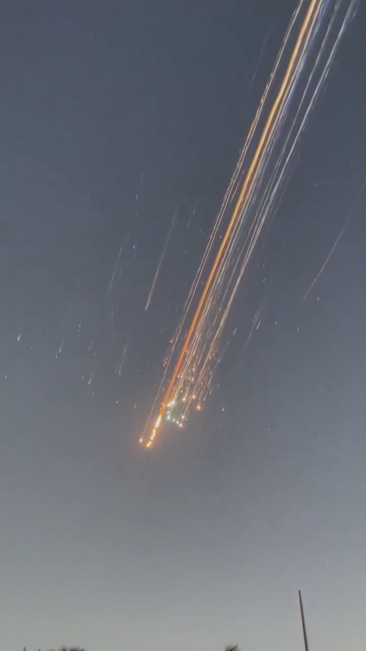 La lluvia de escombros en llamas que se originó después de la misión frustrada de SpaceX: lo grabaron