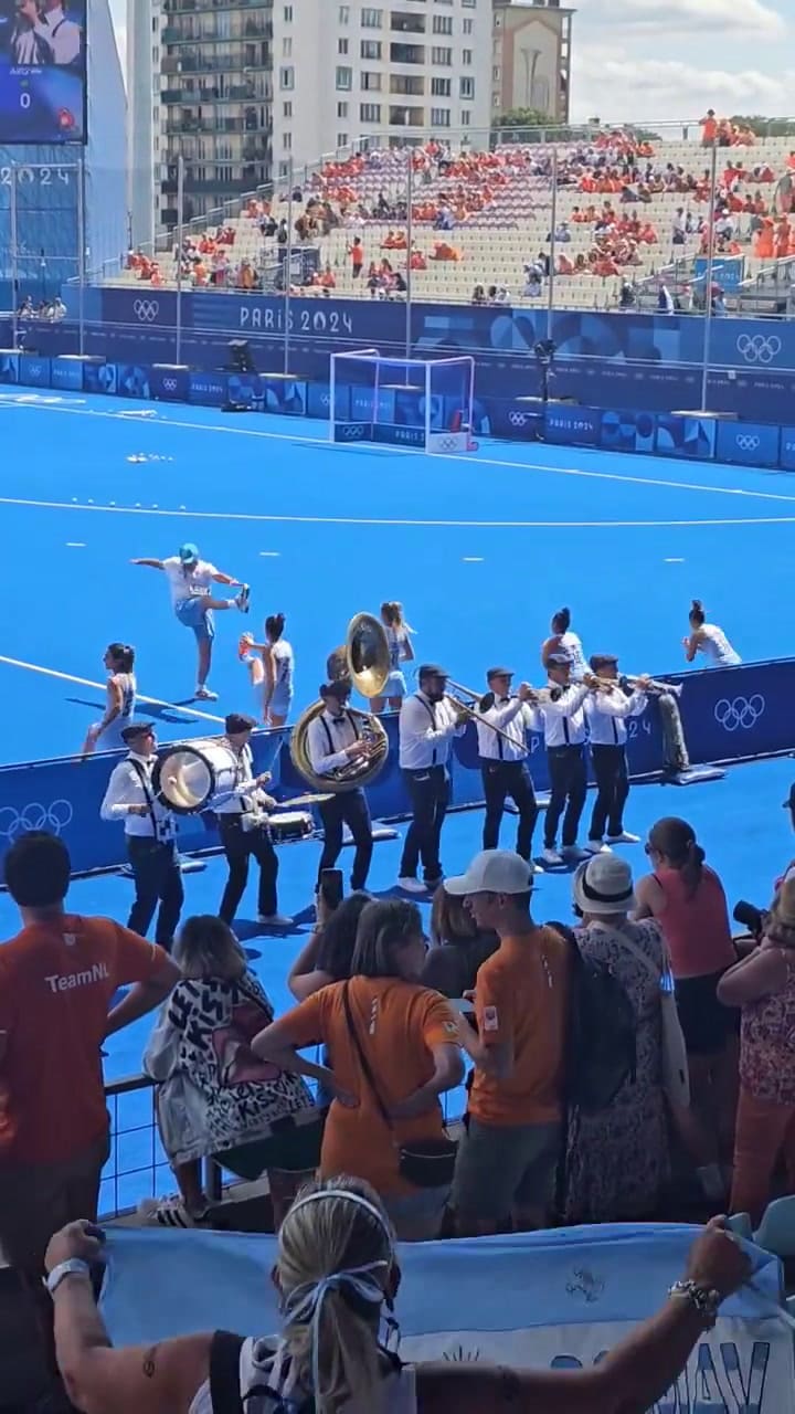 Mientras Las Leonas calentaban previo al partido con Países Bajos sonó "La mano de Dios"