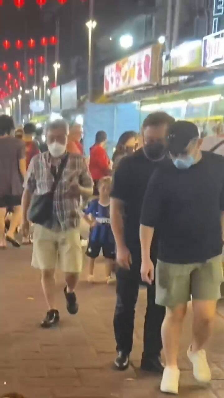 Un joven finge estar muerto entre la multitud en Malasia