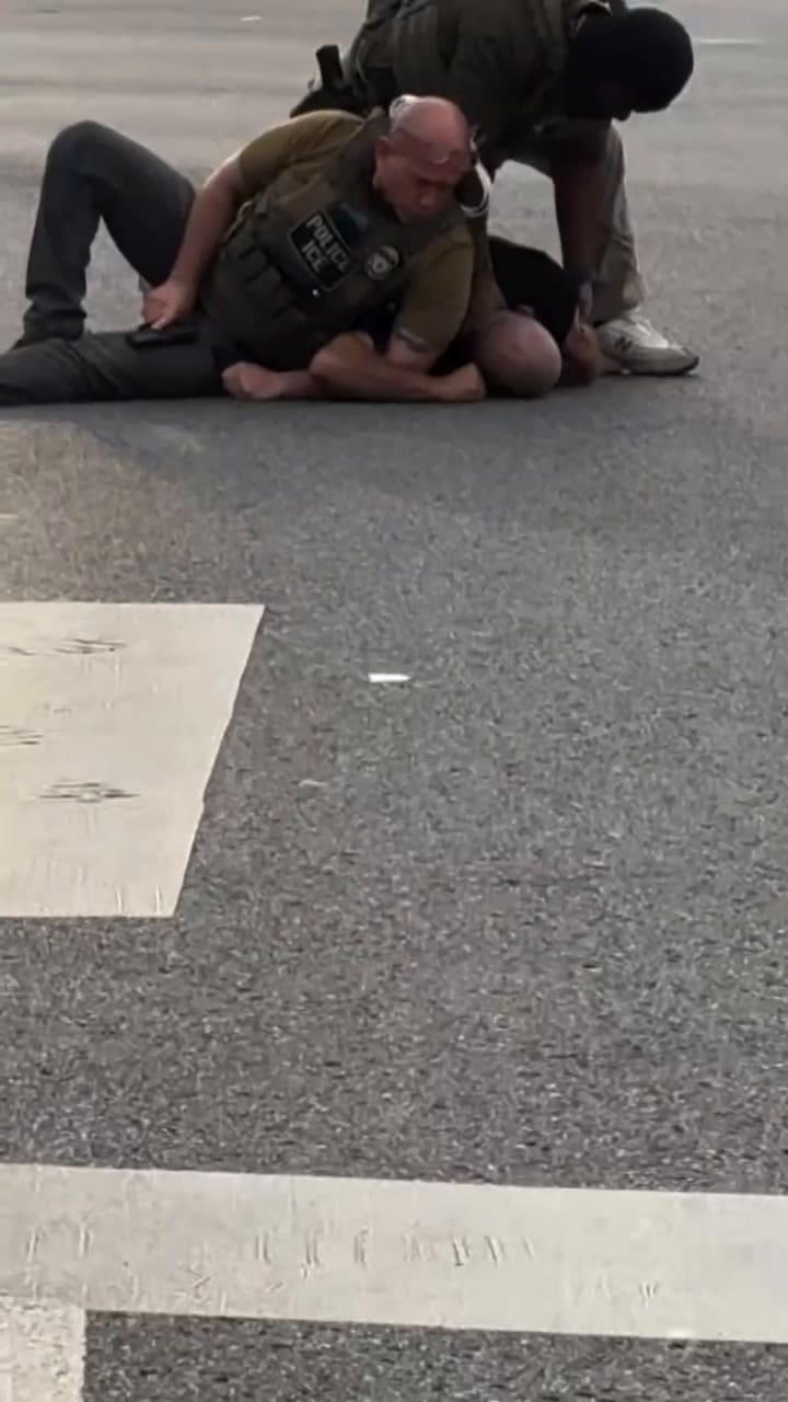 Tenso momento en Maryland: agente federal apunta su arma contra personas que observaban una detención