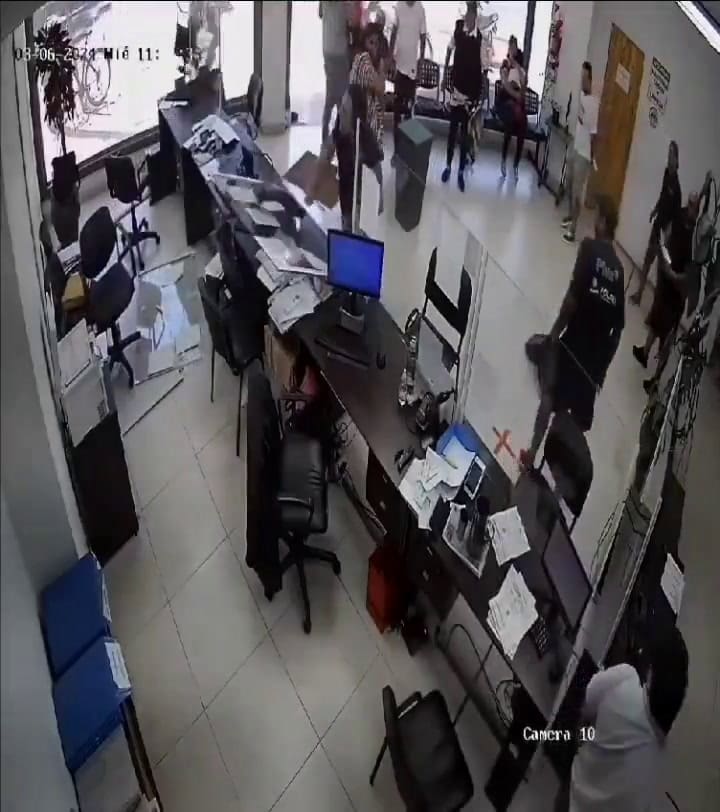 Misiones: enfurecido con el aumento en la luz, un hombre entró a una oficina comercial y rompió muebles