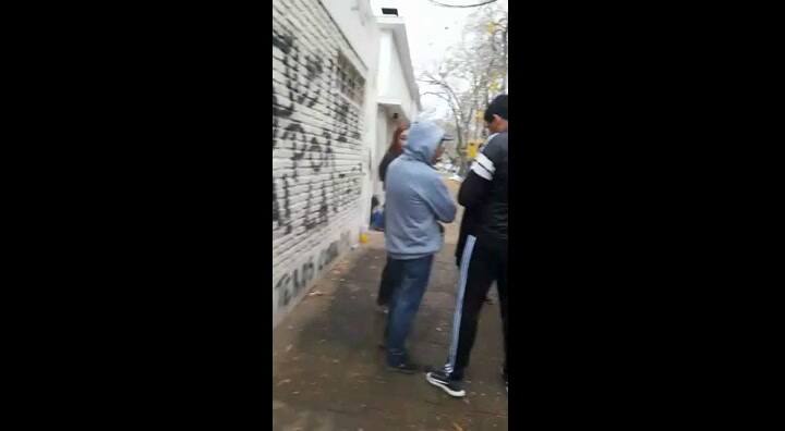 La madre de Lautaro Morello se encadenó a la puerta del juzgado para reclamar por el caso de su hijo