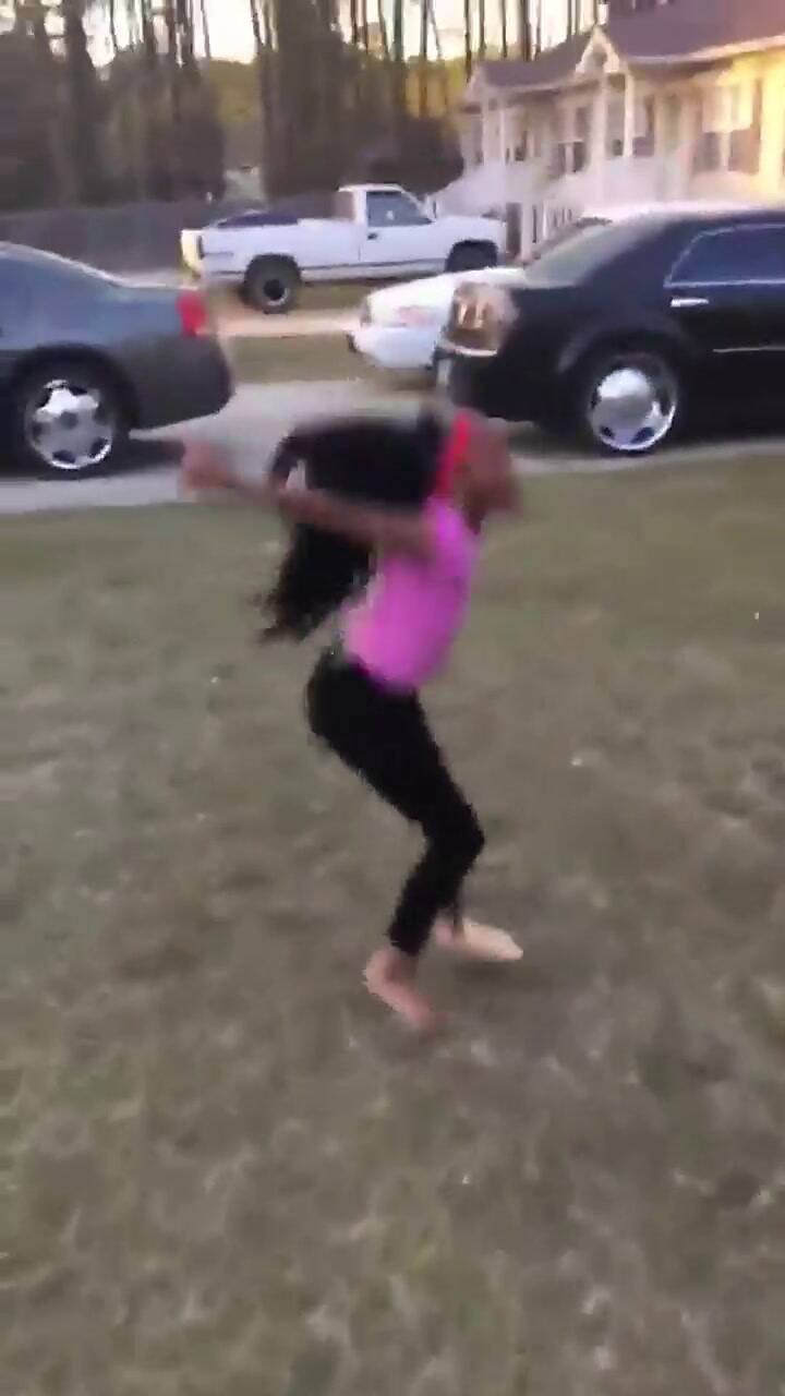 Una niña con prótesis en una pierna hace acrobacias - Fuente: Facebook