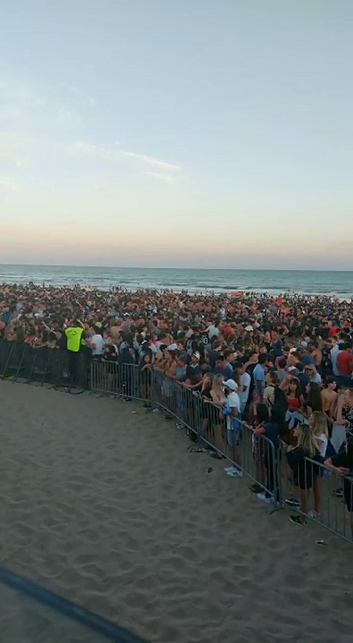 Nueva tendencia viral: vuelan celulares en el after de Pinamar