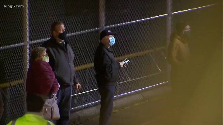 Un freezer se descompuso y se organizó una vacunación de emergencia a medianoche - Fuente: King5