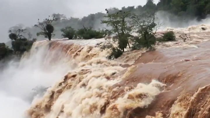 Misiones: un turista cayó a las cataratas del Iguazú