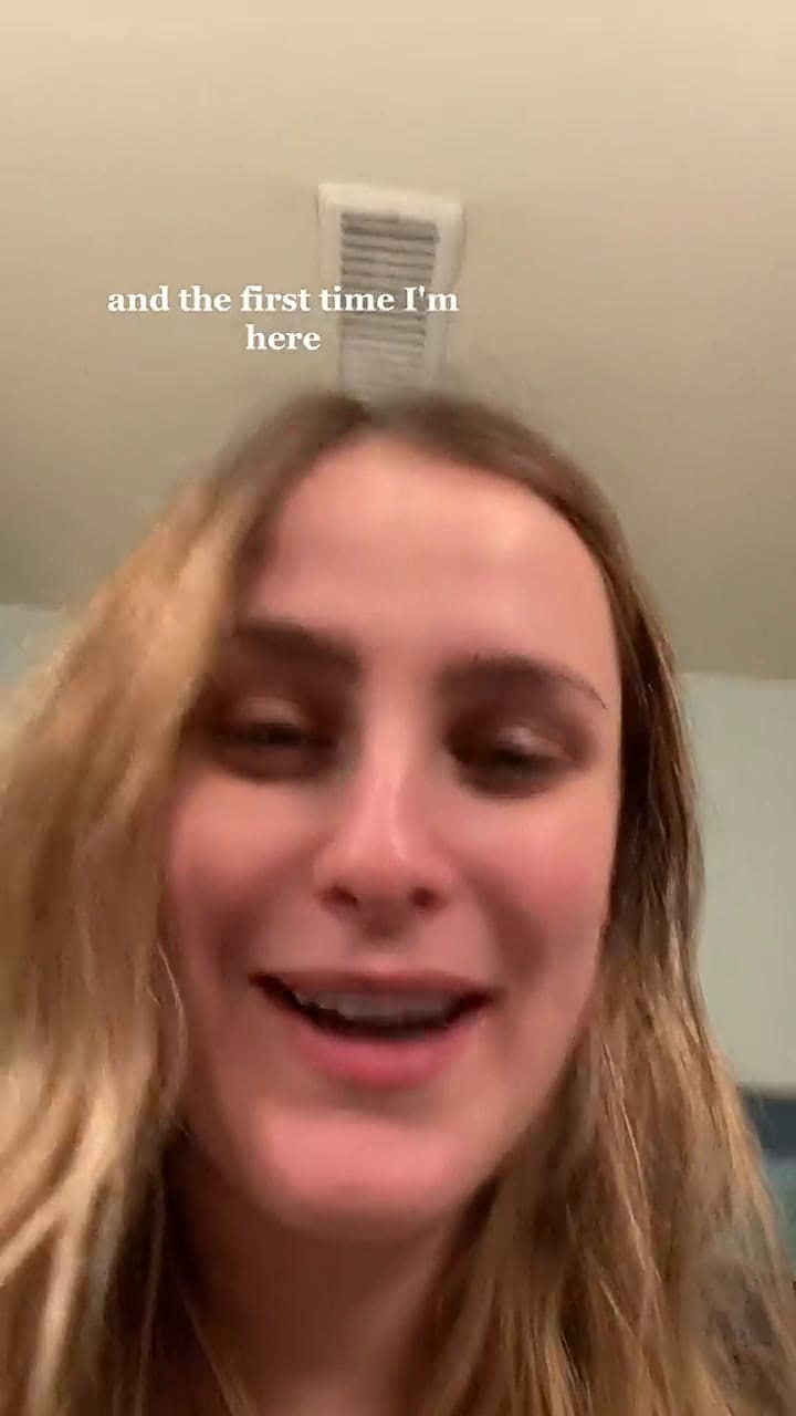 La tiktoker mostró en video cómo quedó rota la tapadera del retrete