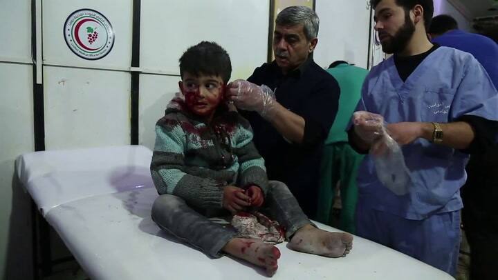 Cien civiles muertos en un día de bombardeos sirios