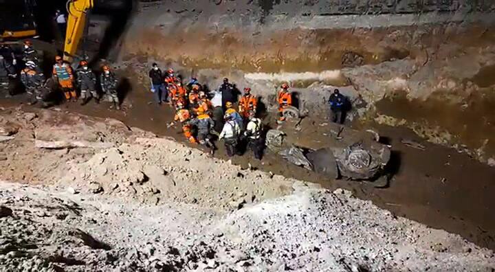 Guatemala: encuentran los cuerpos de la madre e hija que cayeron con su auto en un enorme socavón