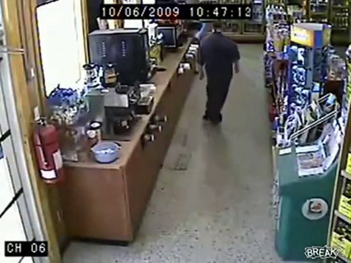 El tipo más borracho jamás regresa por más cerveza