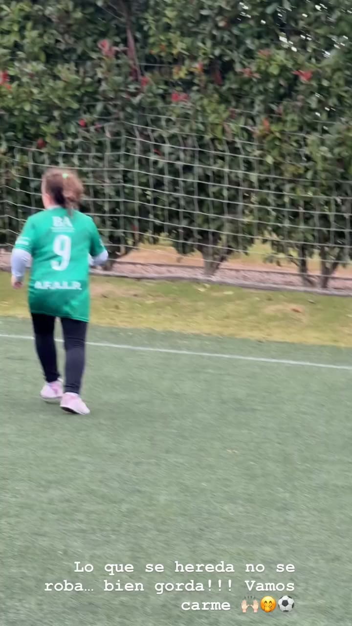 Chechu Bonelli mostró la destreza futbolística de Carmela, su hija