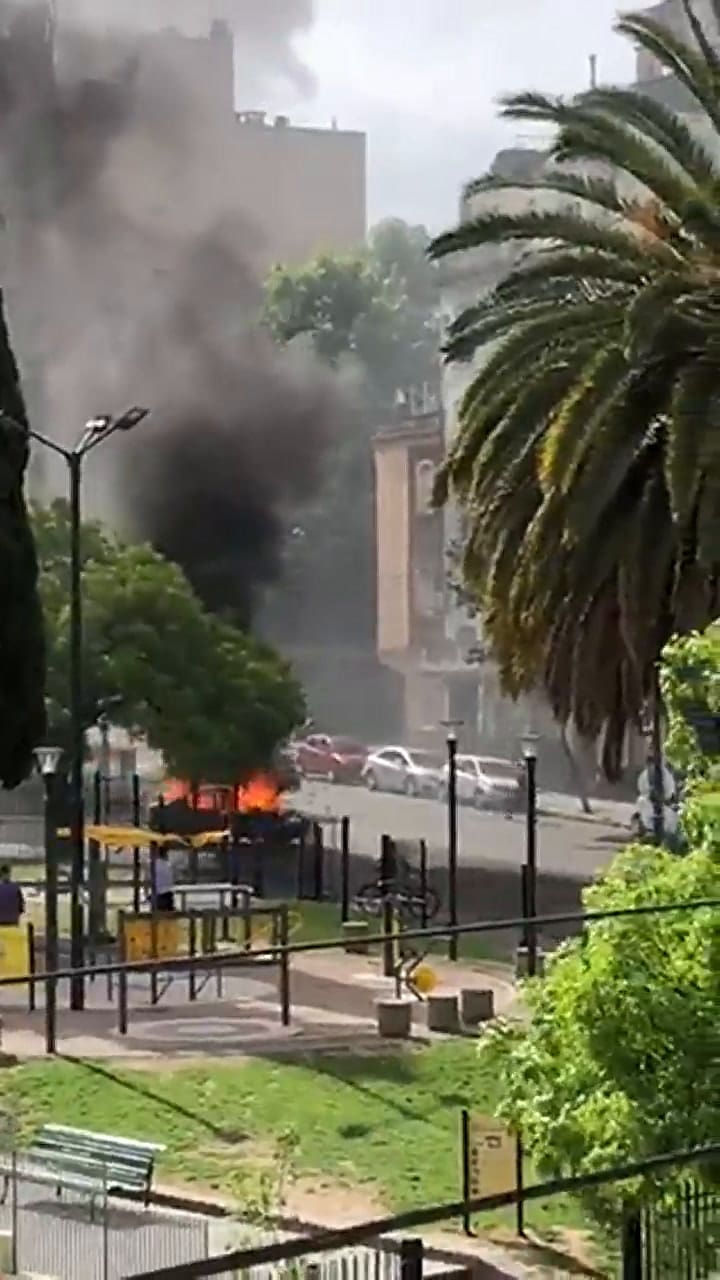 Un auto circuló incendiado en Recoleta