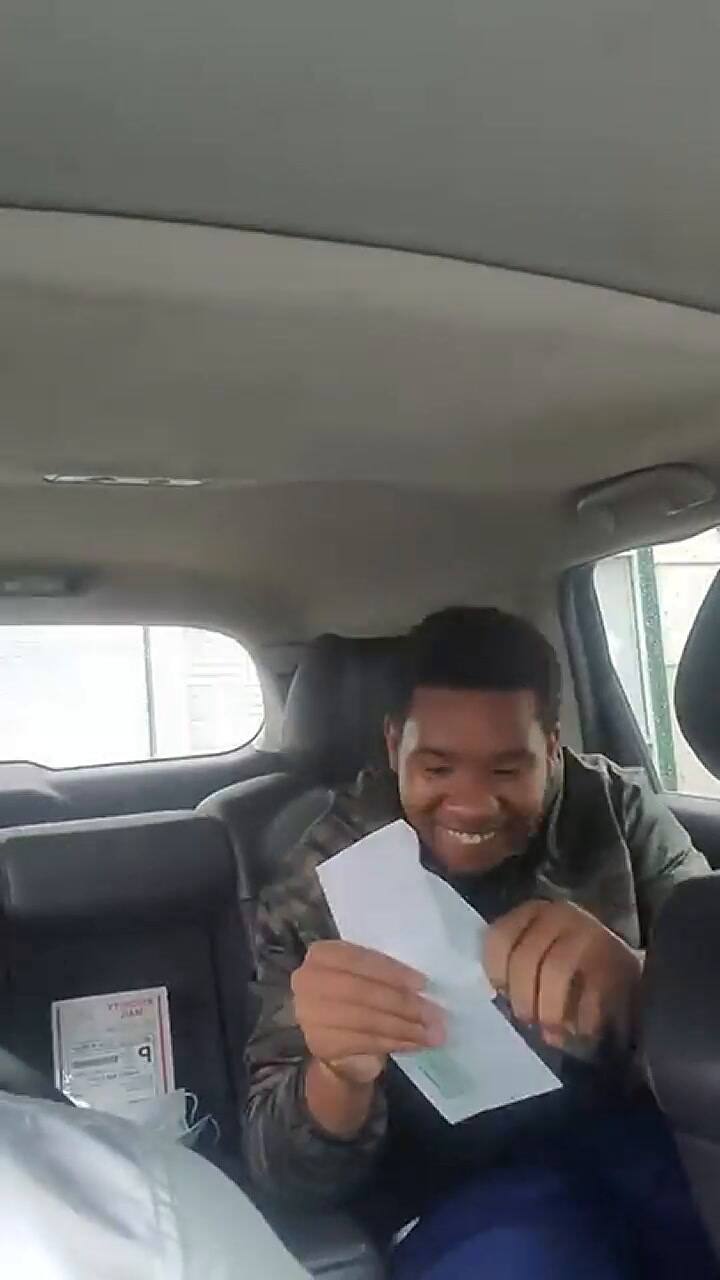 La reacción de un joven al descubrir los impuestos en su primer sueldo