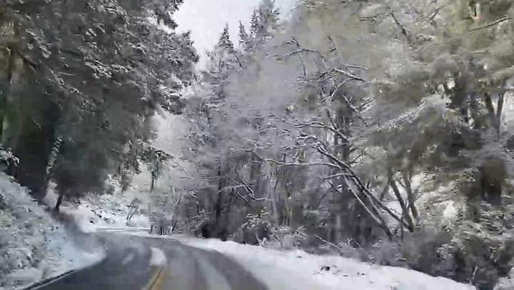 La tormenta de nieve cubre de blanco los paisajes de California