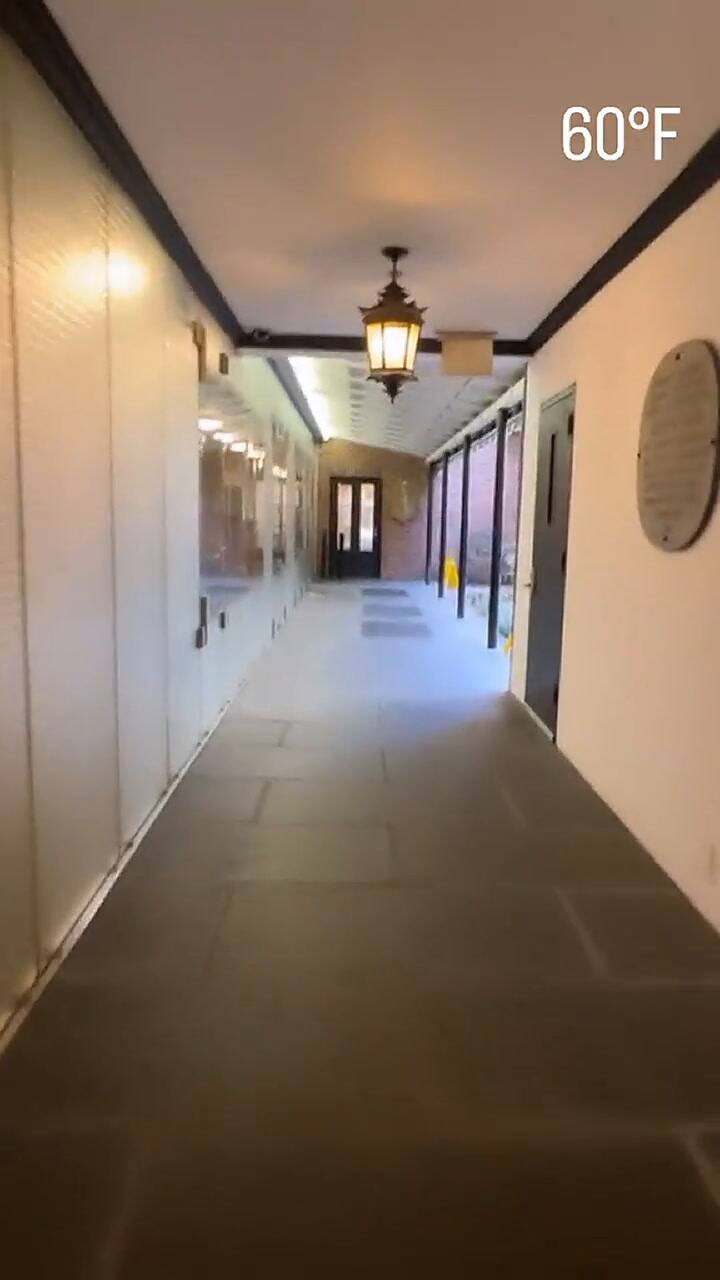 Un hombre mostró el trayecto para llegar a un parque escondido en el centro de Manhattan