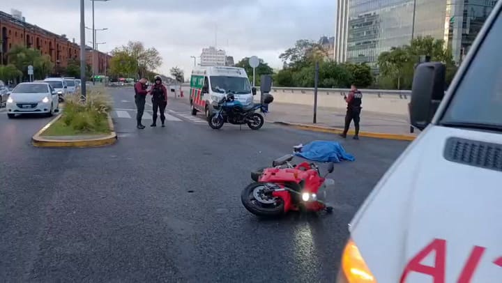 Un colectivo atropelló a un motociclista en Puerto Madero