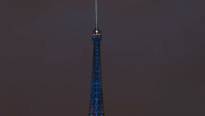 La Torre Eiffel con los colores de Ucrania
