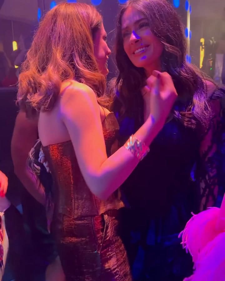 Hayek invitó a la diseñadora mexicana a la fiesta de lanzamiento de la revista (@raquellepedrazany)