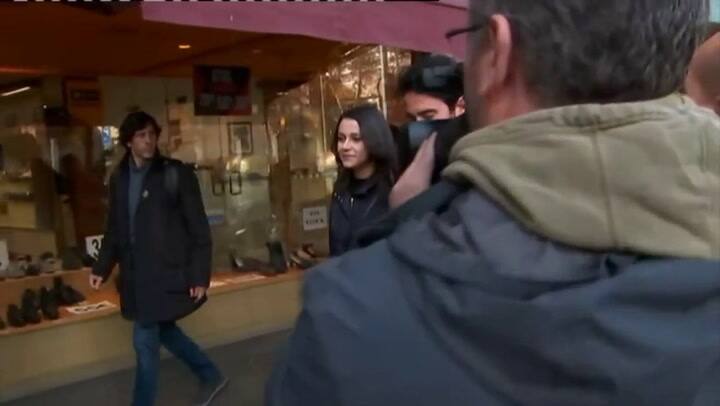 Arrimadas, insultada por la calle: 'No queremos fascistas en este barrio'