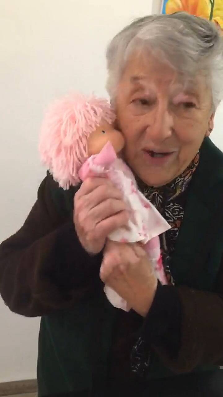 La reacción de Irma con su nueva muñeca