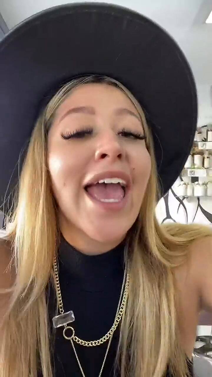 A una tiktoker le quitaron la visa, pero conquistó al policía migratorio