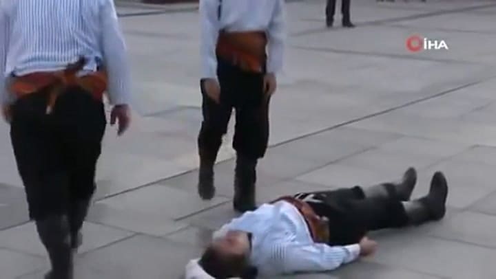 Un perro callejero interrumpe una obra de teatro para ayudar a un joven que actuaba de herido