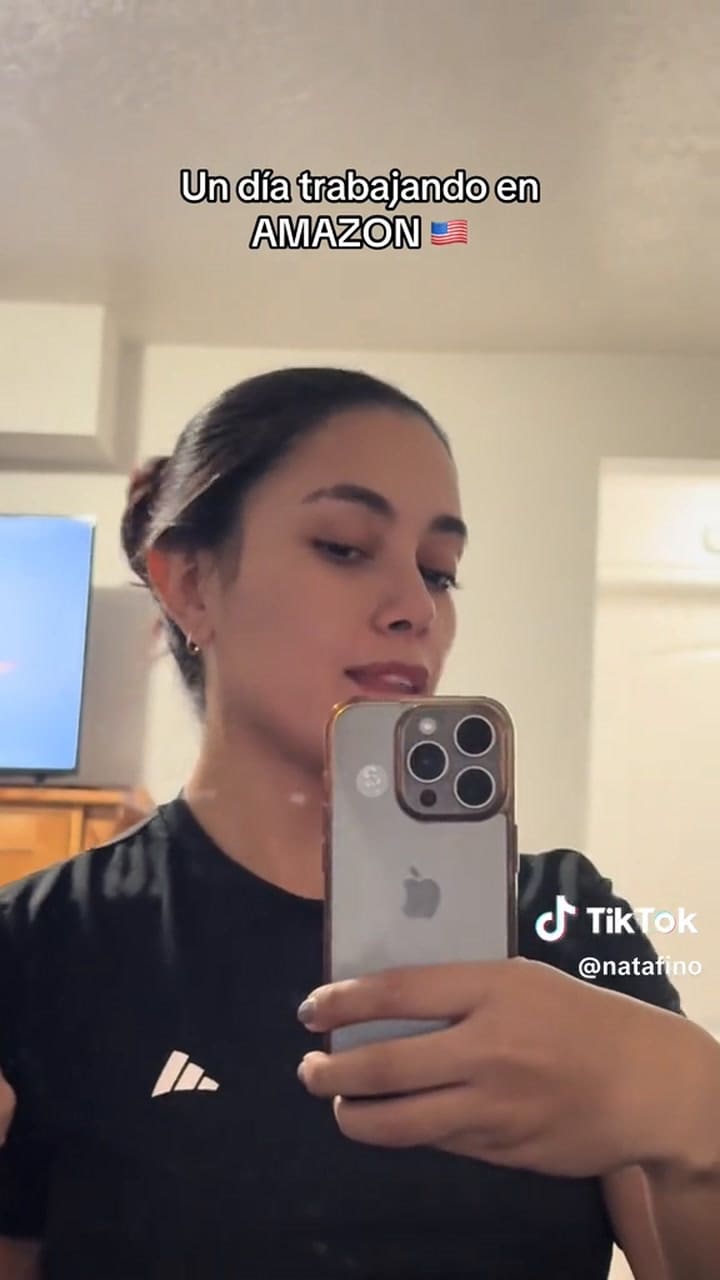 La trabajadora mostró las normas internas: cabello recogido y auriculares permitidos por seguridad